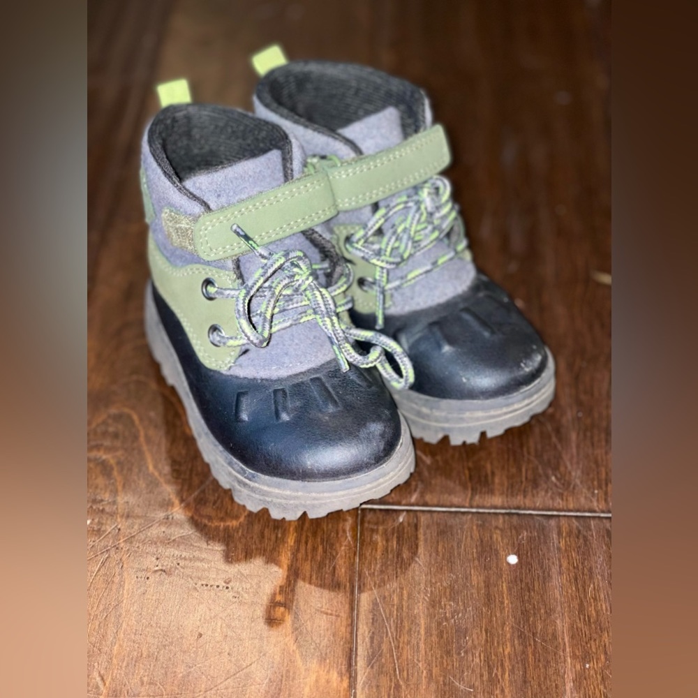 Used Pre-Owned Carter’s Kids Snow boots, Size 6.